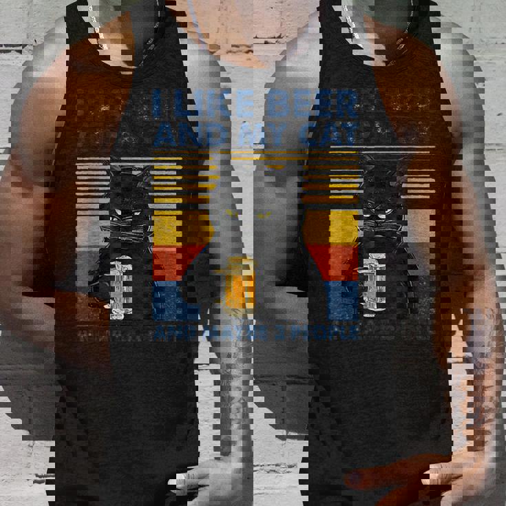 ビール好きで猫が手にビールを飲んでビール友達を応援 タンクトップ 彼への贈り物