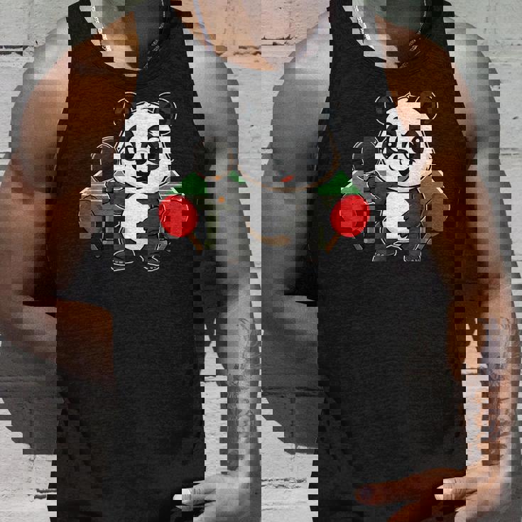 ピンポン卓球をするかわいいパンダ タンクトップ 彼への贈り物