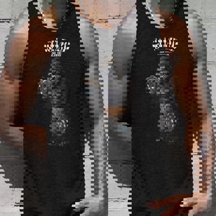 フィットネスジムでダンベルでゴリラ筋トレ タンクトップ 彼への贈り物