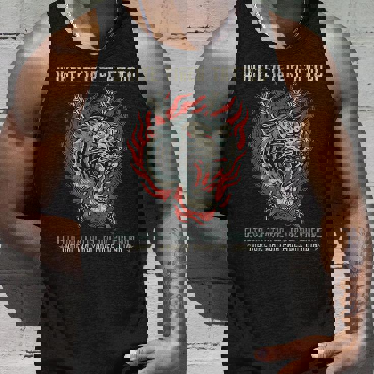 ホワイトタイガータトゥースタジオ、オールドスクール、インドール、インド タンクトップ 彼への贈り物