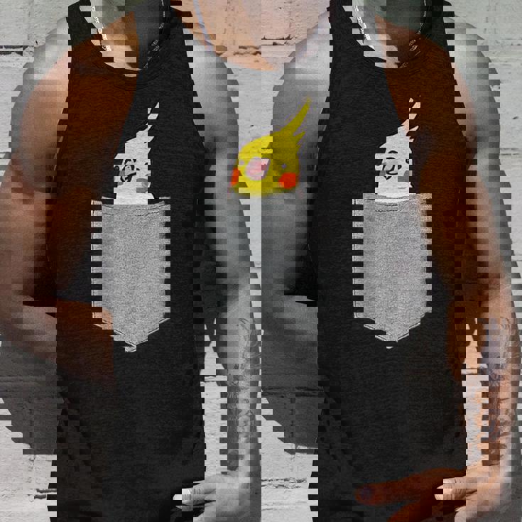 ポケットから覗くオカメインコのデザイン タンクトップ 彼への贈り物