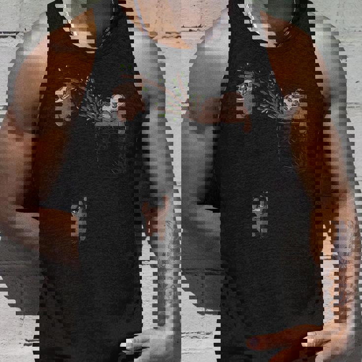 ポケットで遊ぶかわいいナマケモノの家族 タンクトップ 彼への贈り物