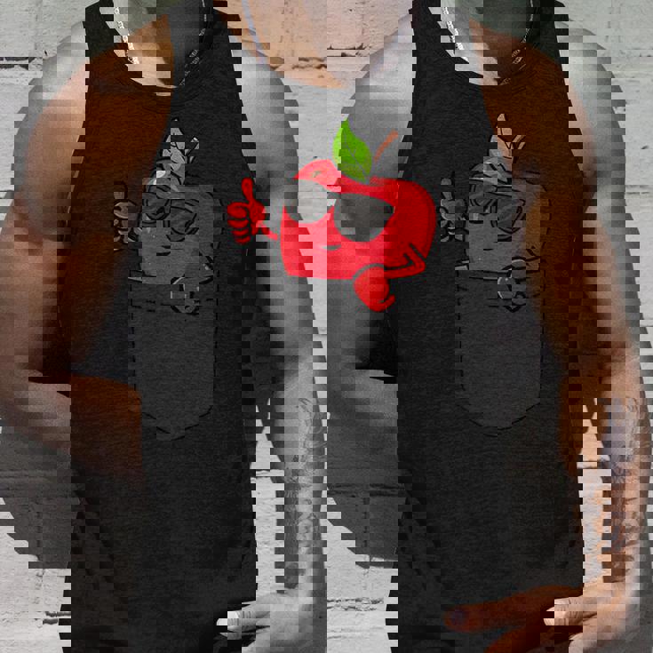 ポケットに入ったクールなリンゴ、サングラスをかけたリンゴのぞき見。 タンクトップ 彼への贈り物