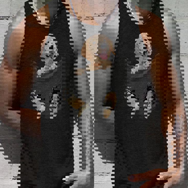 ポケットに入ったゴールデンレトリーバーの犬 ゴールデンパピー のぞき見 タンクトップ 彼への贈り物