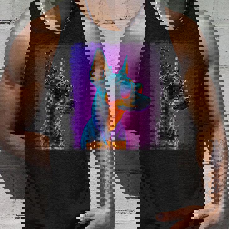 ミニピン 犬 オーナーのミニチュアピンシャーの漫画。 タンクトップ 彼への贈り物