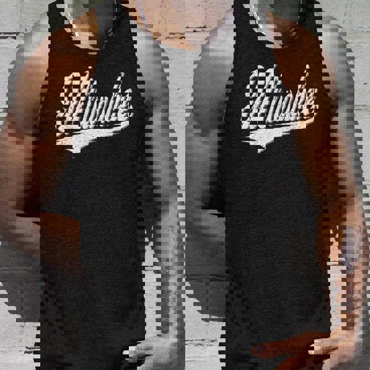 ミルウォーキー ウィスコンシン バーシティ スクリプト ヴィンテージ スポーツスタイル タンクトップ 彼への贈り物