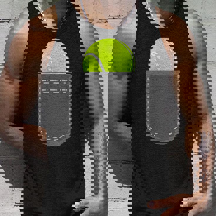 ユーモラスなテニスプレーヤーのための偽のポケットに入った面白いテニスボール タンクトップ 彼への贈り物