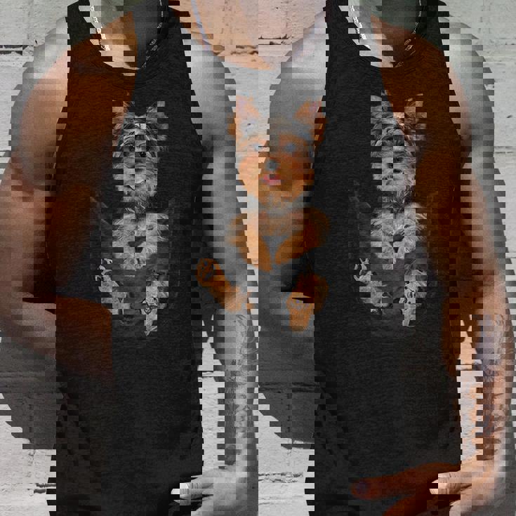 ヨークシャーテリアをポケットに入れて、ヨーキー犬愛好家に。 タンクトップ 彼への贈り物