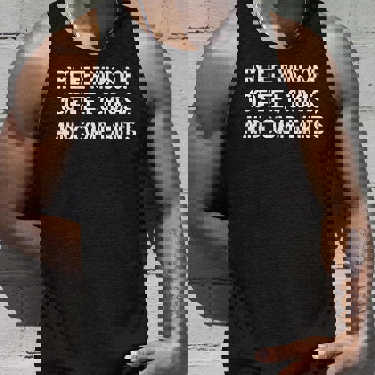 ライリーはコーヒー、混沌、苦情に駆けつけます。 タンクトップ 彼への贈り物