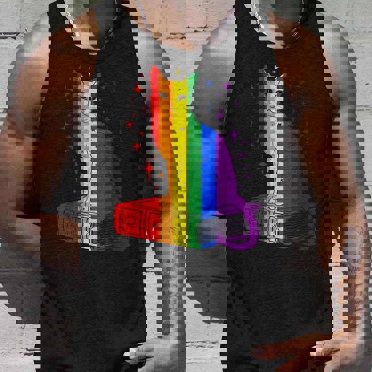 レインボー猫と本と星 Lgbt プライド タンクトップ 彼への贈り物