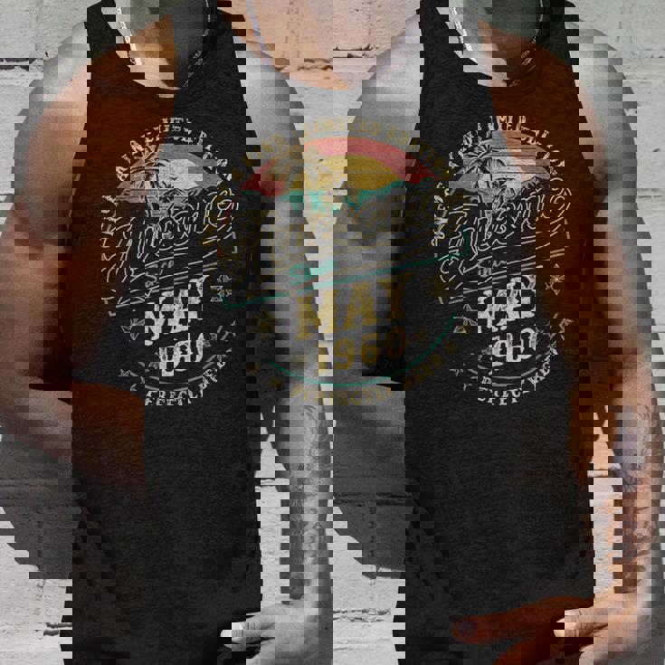 レトロな65歳の男性向け誕生日プレゼント。1960年5月、65歳。 タンクトップ 彼への贈り物