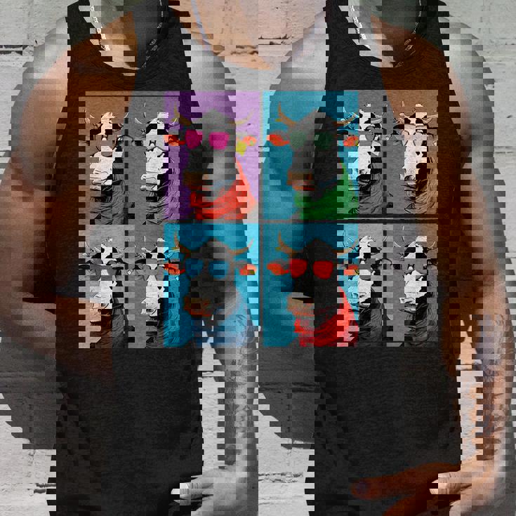 不機嫌そうな牛、エッジの効いた牛のグラフィックデザイン 牛好き向け タンクトップ 彼への贈り物