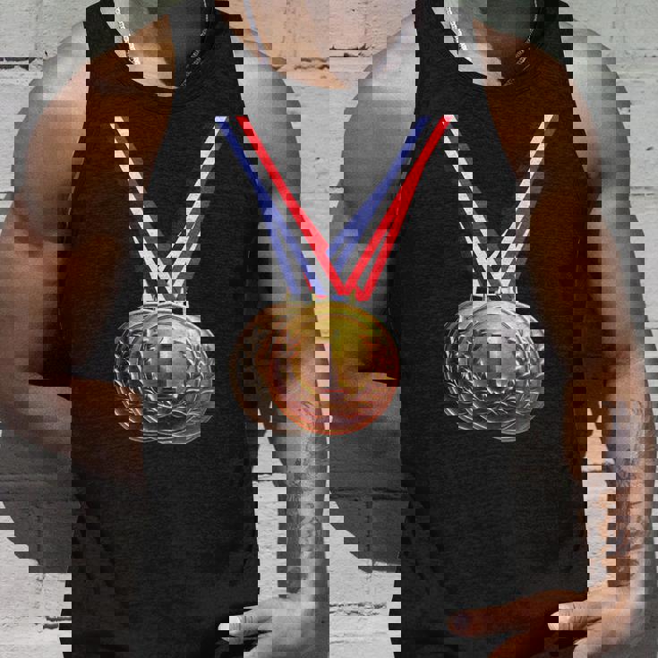 優勝者の学校チームとチャンピオンのための金メダル。 タンクトップ 彼への贈り物