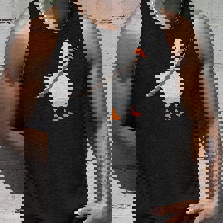 刀を持ったアヒルと剣を持つアヒル 刀包丁 ガチョウ タンクトップ 彼への贈り物