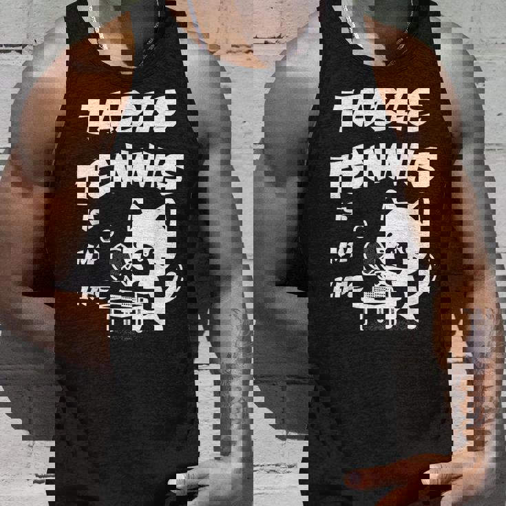 卓球をするクールな猫 タンクトップ 彼への贈り物