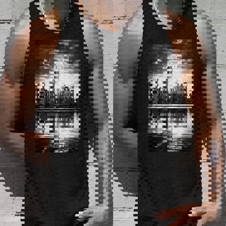 反射写真付き都市のモノクロ写真 タンクトップ 彼への贈り物