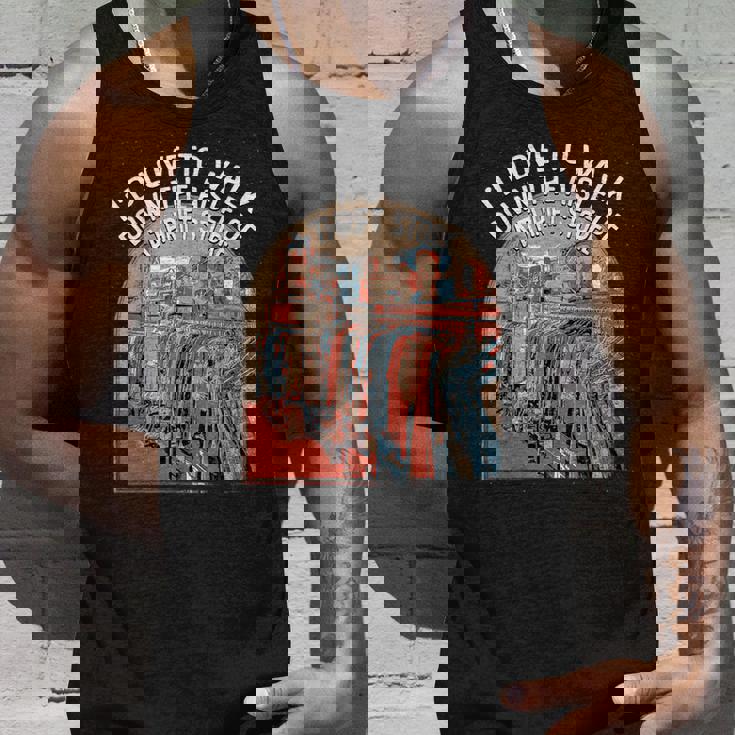 古着屋の通路を歩く面白い古着愛好家 タンクトップ 彼への贈り物