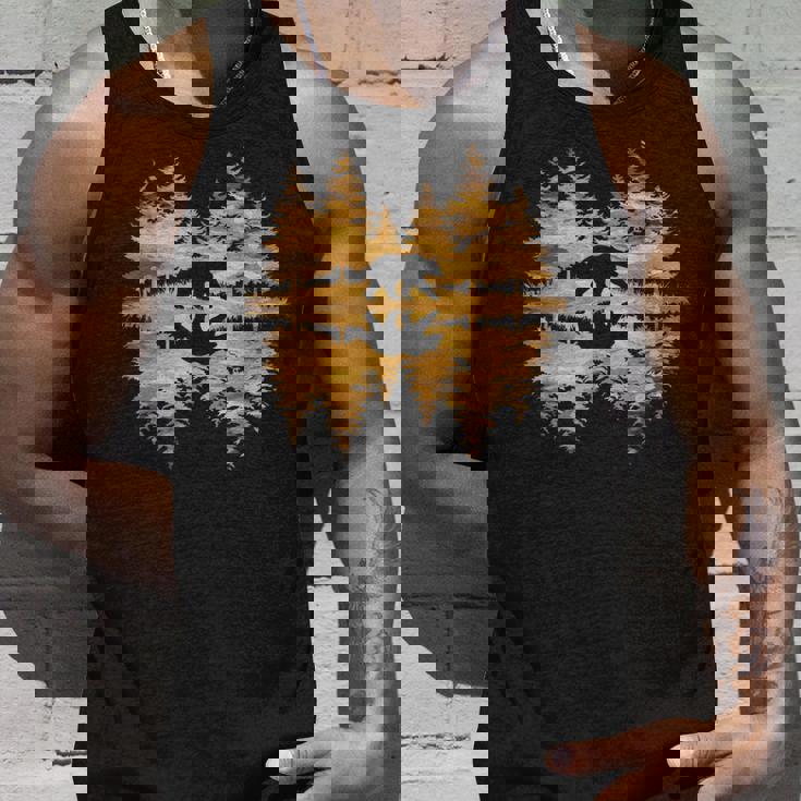 夕暮れのクマと森 自然愛好家 タンクトップ 彼への贈り物