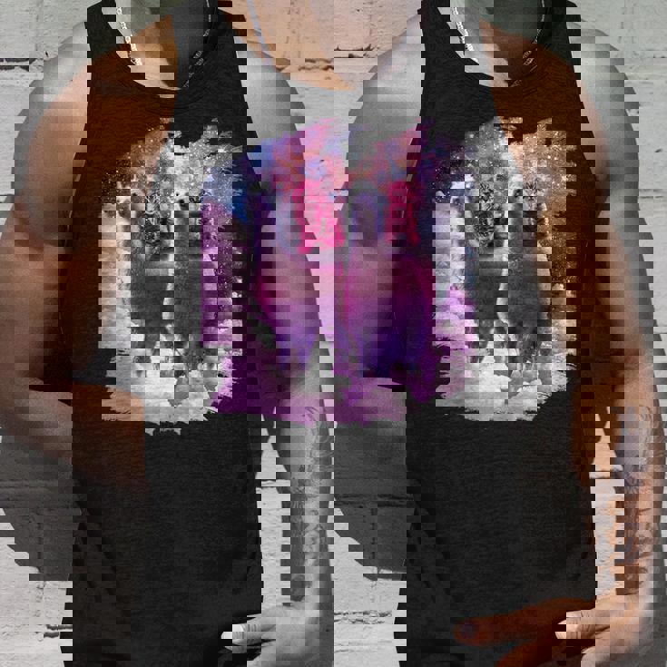 宇宙で虹色のラマに乗る子猫 タンクトップ 彼への贈り物