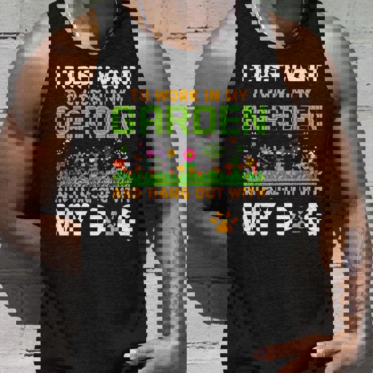 庭で働いて犬とたむろしたい タンクトップ 彼への贈り物