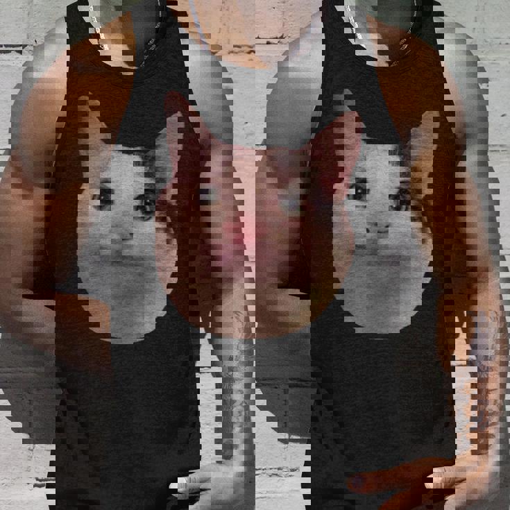 微笑む猫のミームベルーガ タンクトップ 彼への贈り物