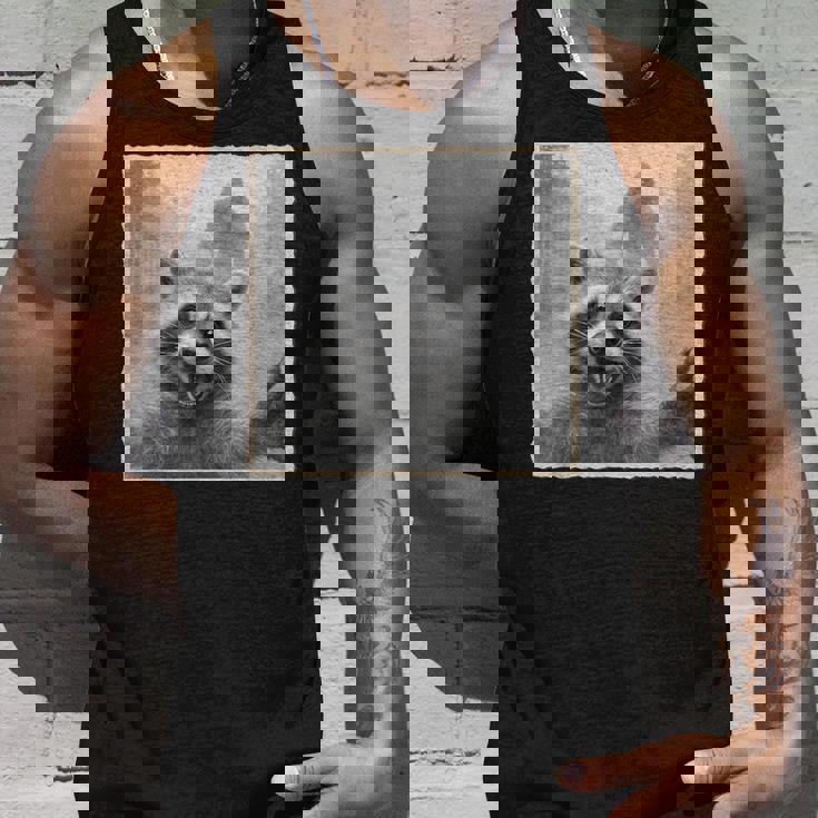 怖いアライグマのセルフィーとビッグフット&面白いサスカッチ。 タンクトップ 彼への贈り物