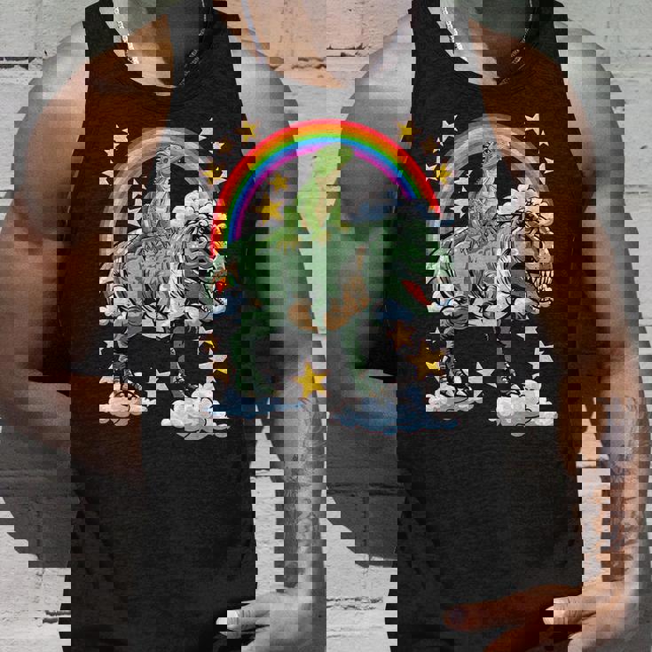 恐竜恐竜に乗る緑のイグアナ タンクトップ 彼への贈り物