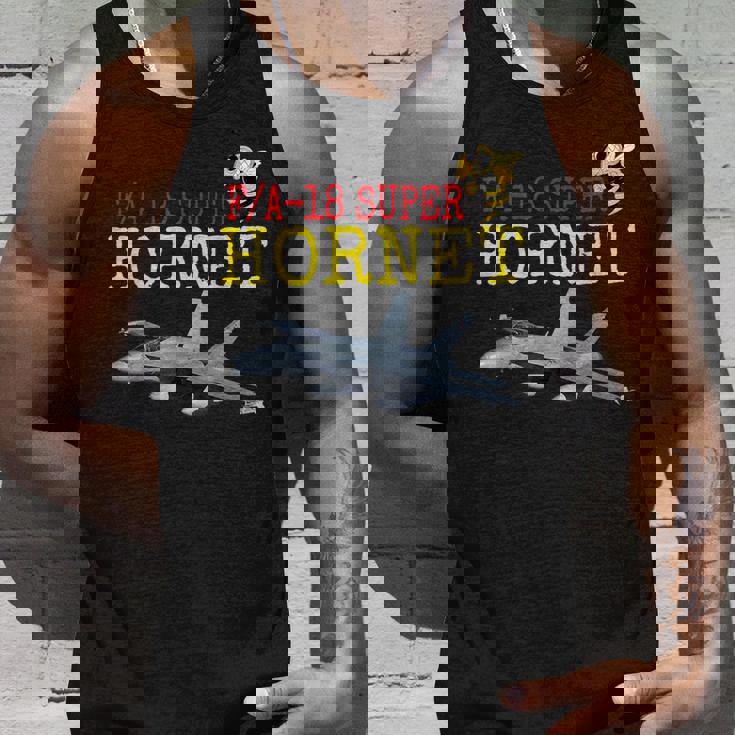 愛国的なアメリカ海軍「FA-18 スーパーホーネット」 In Action。 タンクトップ 彼への贈り物