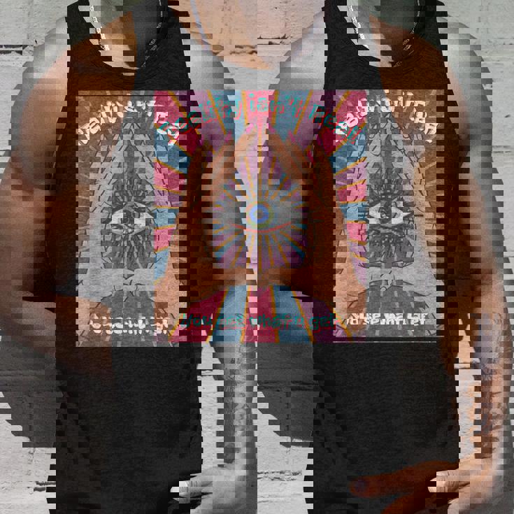 手、三角形、すべてが見える目を持つイルミナティデザイン。 タンクトップ 彼への贈り物