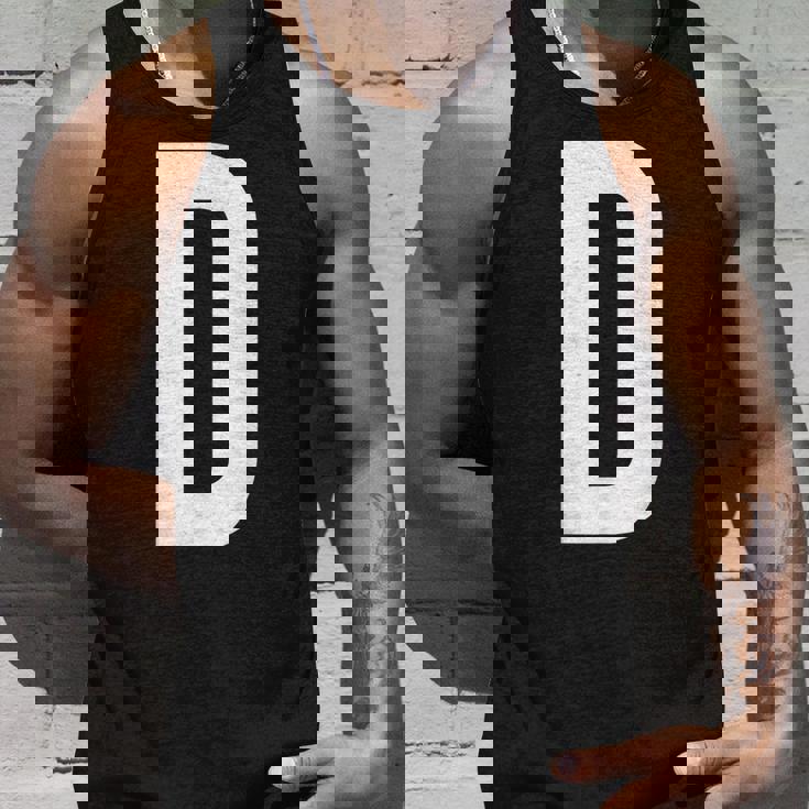 文字d アルファベットモノグラム イニシャル。 タンクトップ 彼への贈り物