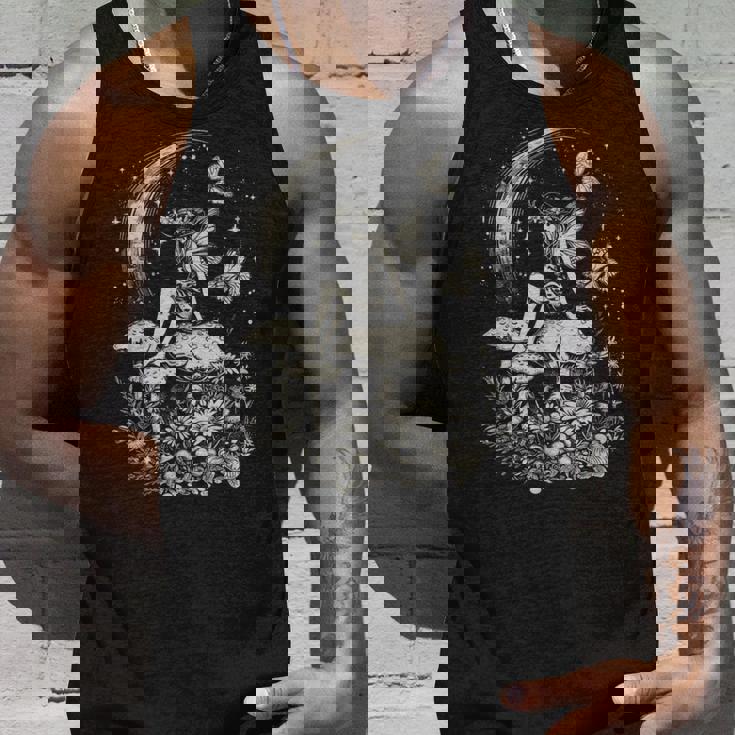 月と星の下のキノコに座る妖精 タンクトップ 彼への贈り物