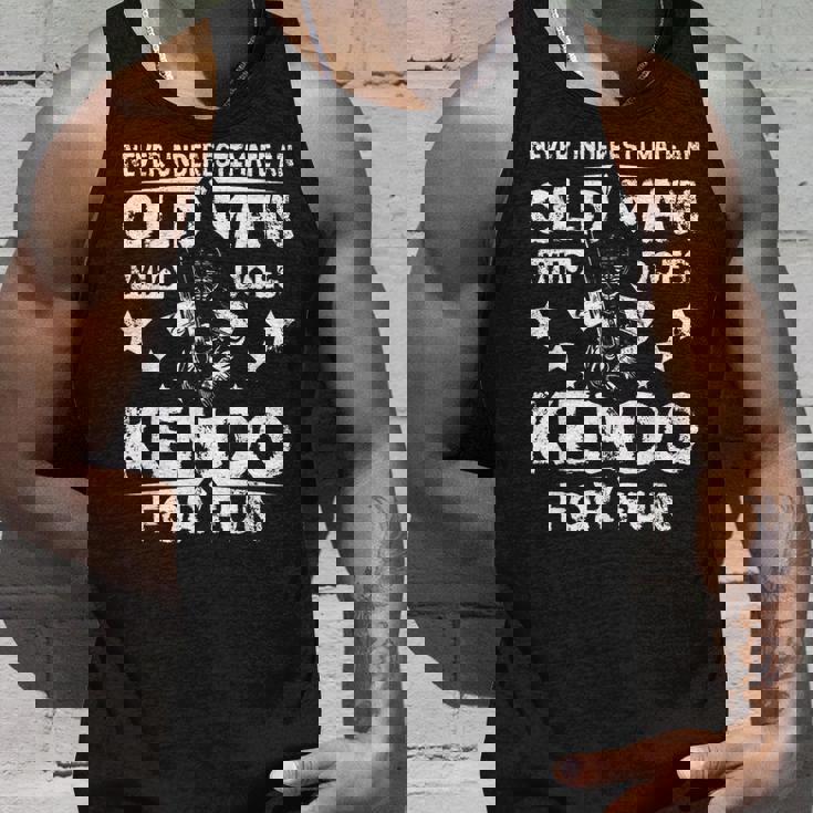 楽しみのために剣道をする老人を決して過小評価しないでください。 タンクトップ 彼への贈り物