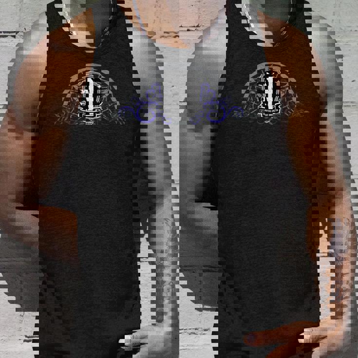 水曜日シリーズ 窓にウェンズデーネバーモアのロゴ。 タンクトップ 彼への贈り物