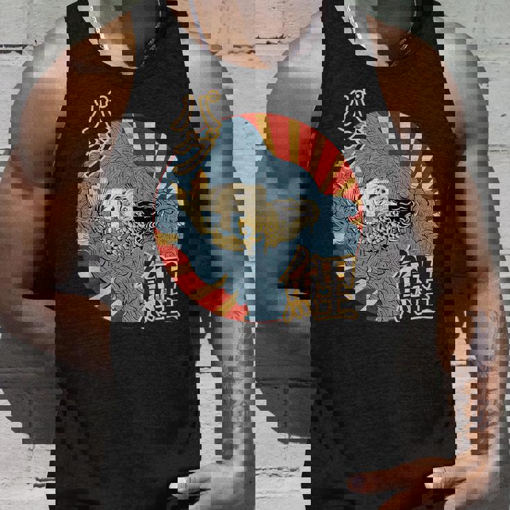 波を介して鯉に乗るパグ日本のヴィンテージ画 タンクトップ 彼への贈り物