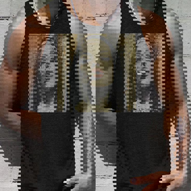 熱い尼僧がタバコを吸う、反抗的な尼僧 タンクトップ 彼への贈り物