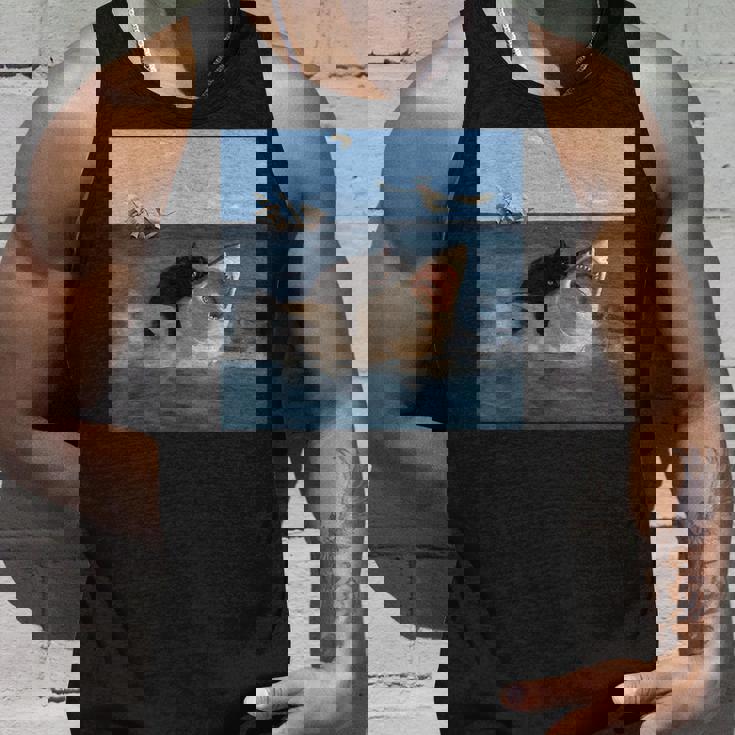 猫を噛むサメの面白いアートと猫好きの面白い猫とサメ。 タンクトップ 彼への贈り物