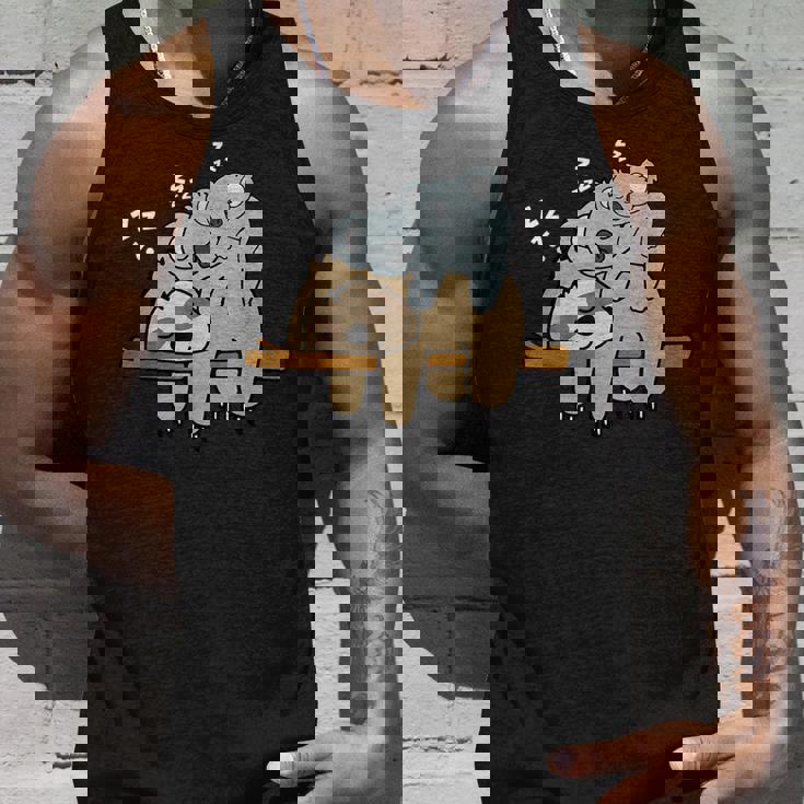 眠っているかわいい怠け者ナマケモノ ベビーコアラ ママベア昼寝 タンクトップ 彼への贈り物