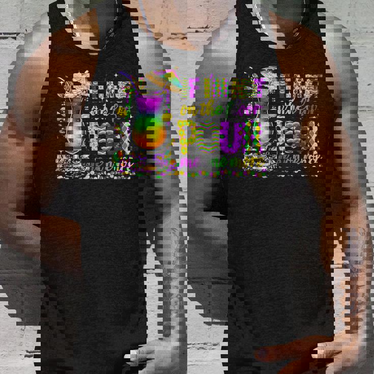 私が床にいないなら、マルディグラ（2025）をもう一杯注いでください タンクトップ 彼への贈り物