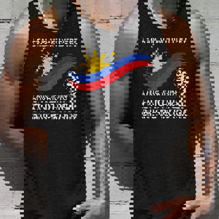 私はドゥテルテのtシャツを着て立っています。私は何の役にも立たないフィリピン人ではありません タンクトップ 彼への贈り物