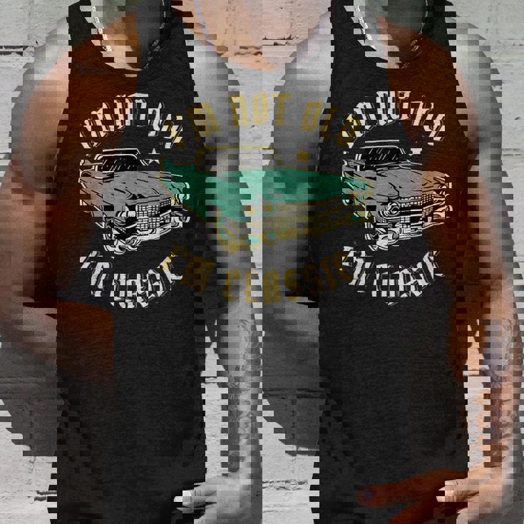 私は年をとっていない私はクラシックで面白い車のデザインです タンクトップ 彼への贈り物