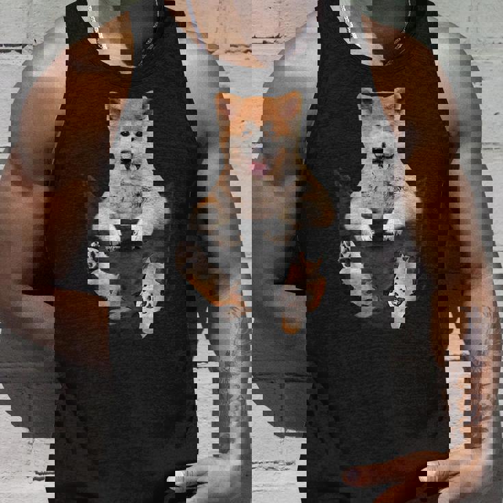 秋田愛好家のためのポケットの中の面白い秋田犬 タンクトップ 彼への贈り物