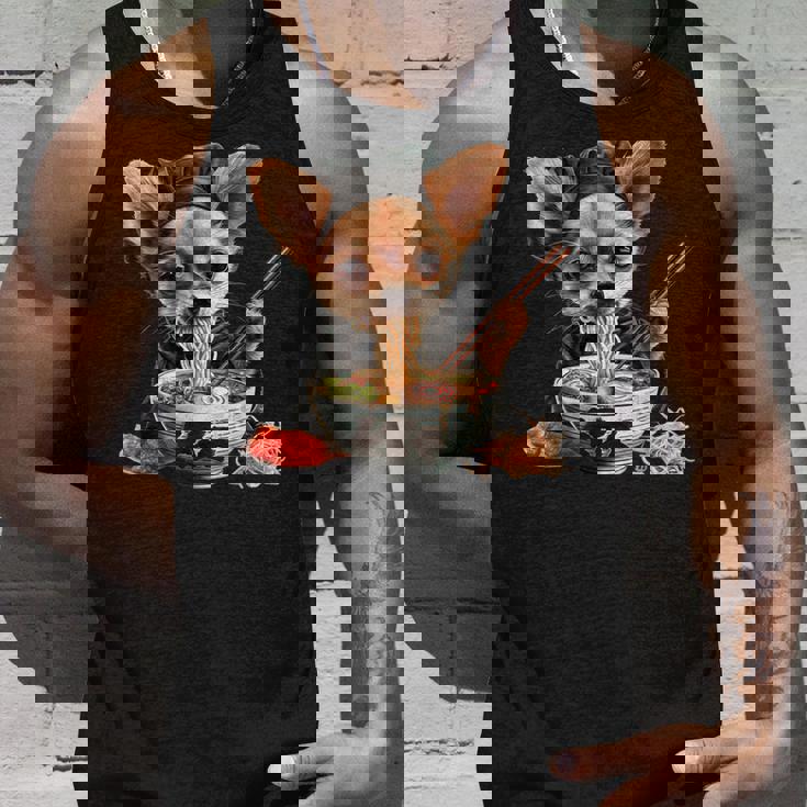 空手犬のチワワがラーメンを食べる、日本、面白いラーメン タンクトップ 彼への贈り物