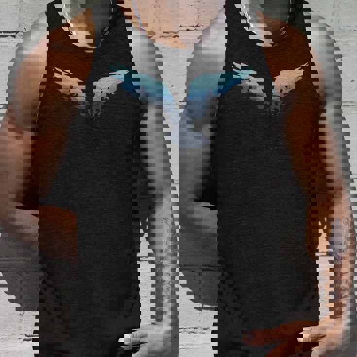 美しいフライングイーグル夜空の森の鳥のシルエット タンクトップ 彼への贈り物