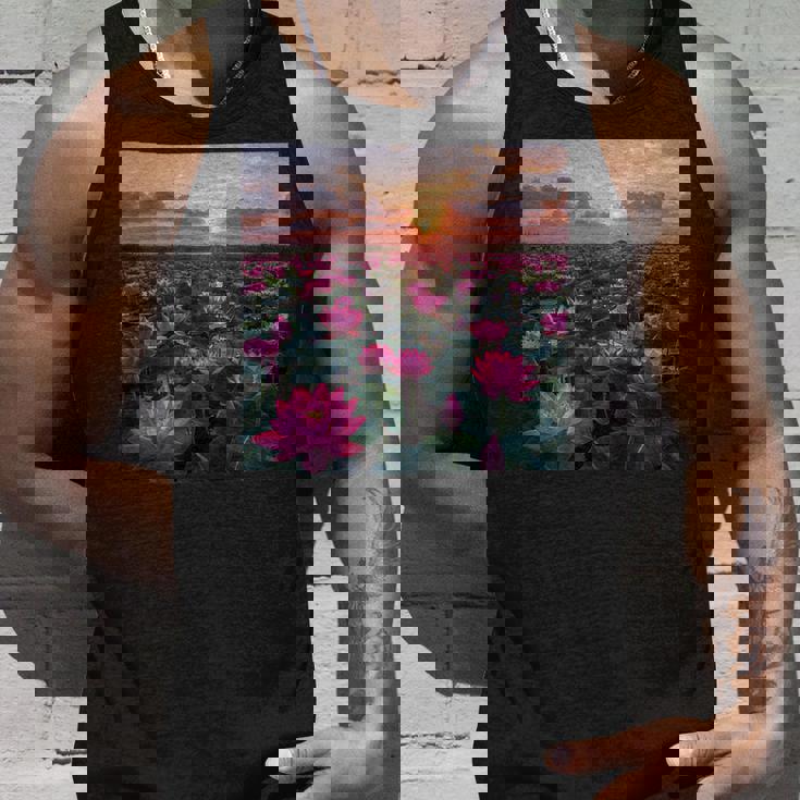 蓮の花畑 美しい夕日のグラフィック タンクトップ 彼への贈り物