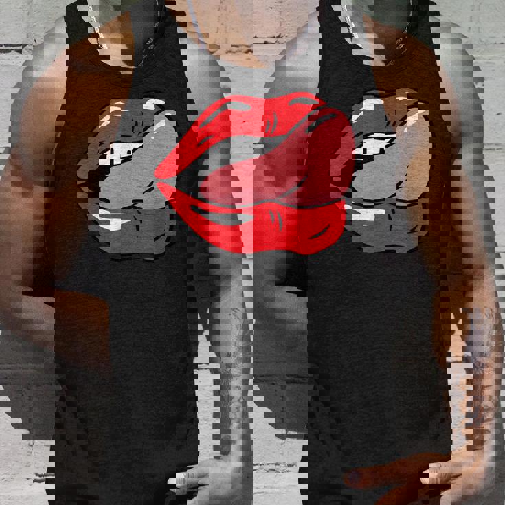 赤い唇を舐めるロックンロールグラフィック。 タンクトップ 彼への贈り物