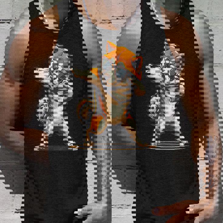 軽く叩く秋田犬 踊る軽く叩く犬 タンクトップ 彼への贈り物