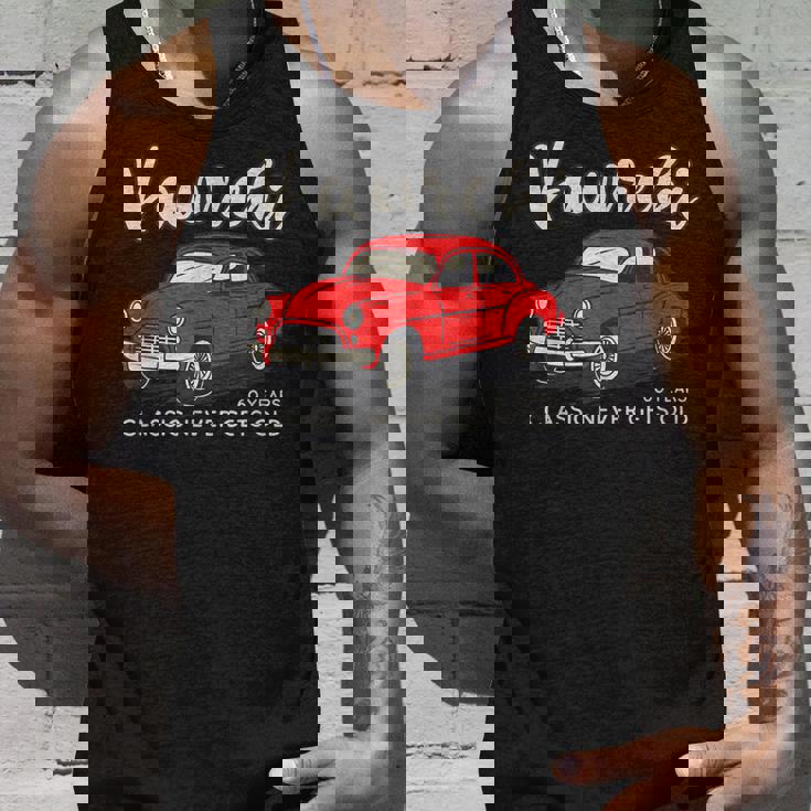 還暦祝い 車好き 父 男性 レトロ クラシックカー60歳 Classic Never Gets Old タンクトップ 彼への贈り物