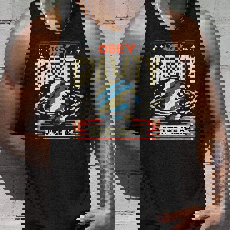 重力に従いなさい、それが法です Obey Gravity It's The Law タンクトップ 彼への贈り物