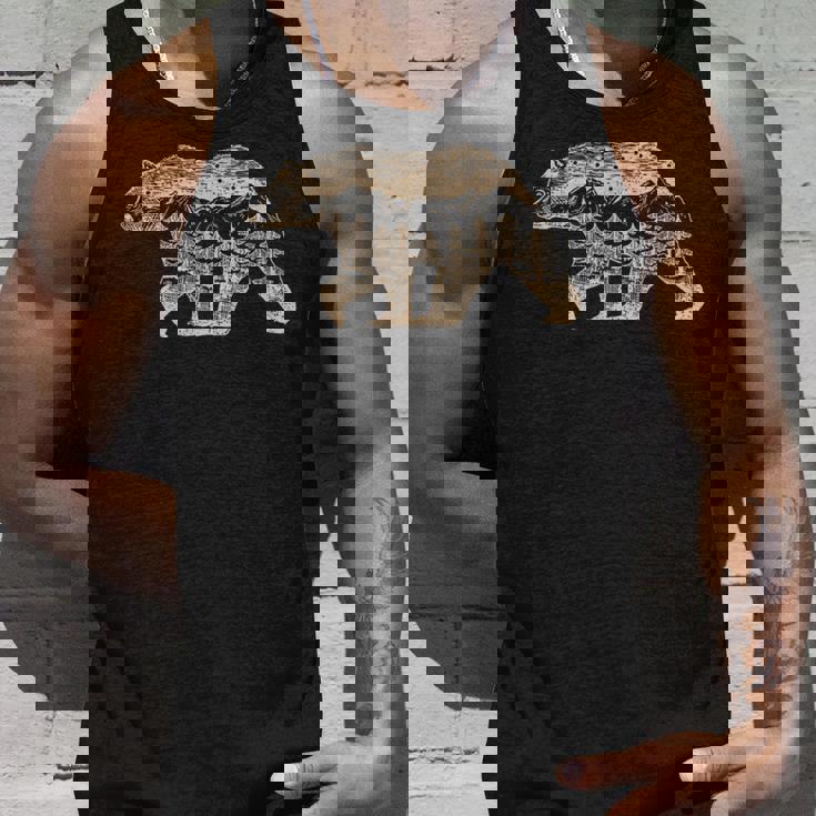 野生動物 レトロ 野生動物 クマ アウトドア 自然 森林 木 タンクトップ 彼への贈り物