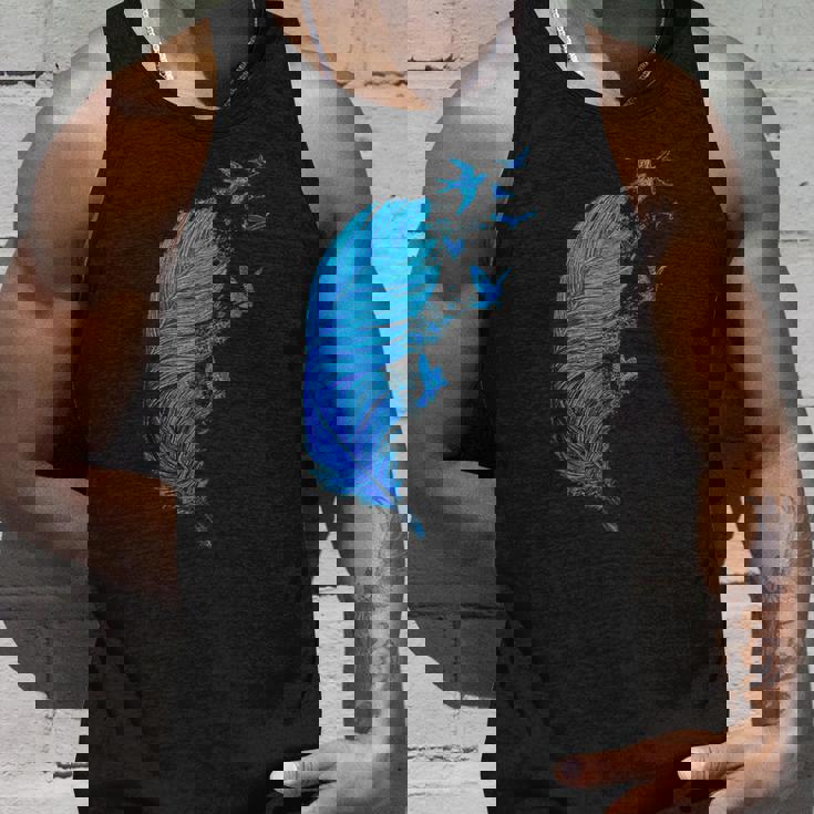 青い羽と鳥が飛んでいる青い羽 キュートでスタイリッシュ タンクトップ 彼への贈り物